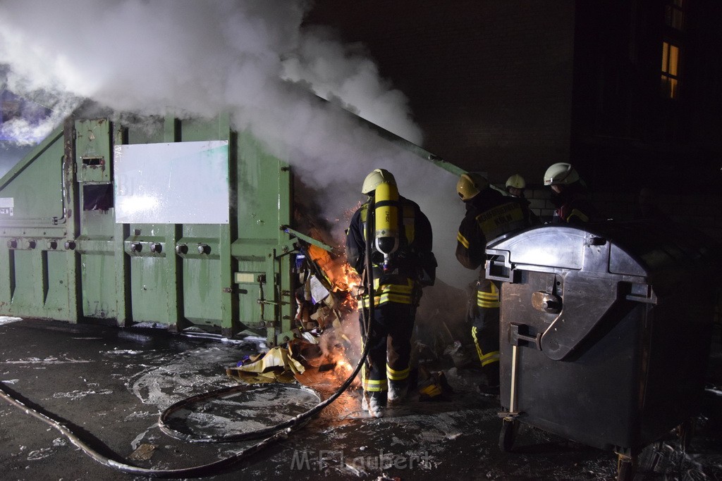 Feuer Papp Presscontainer Koeln Hoehenberg Bochumerstr P232.JPG - Miklos Laubert